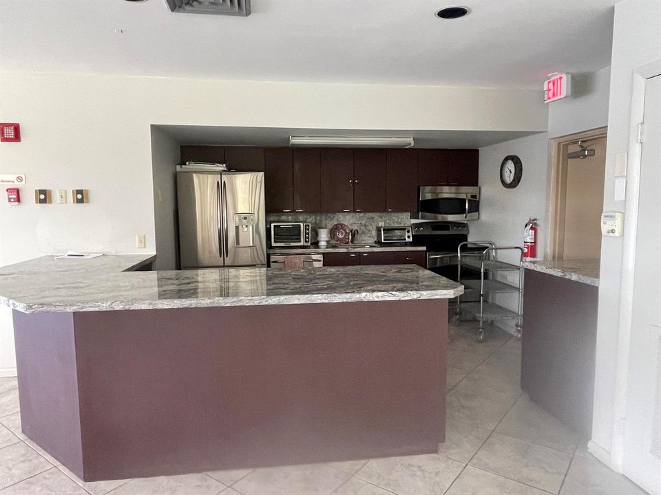 32 Clubhouse Kitchen