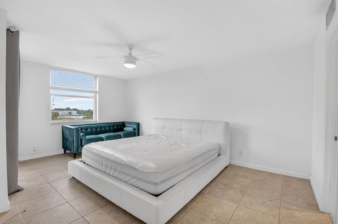 14 Primary Bedroom