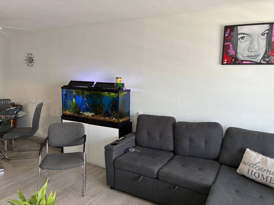 For Sale: $260,000 (2 beds, 1 baths, 813 Square Feet)