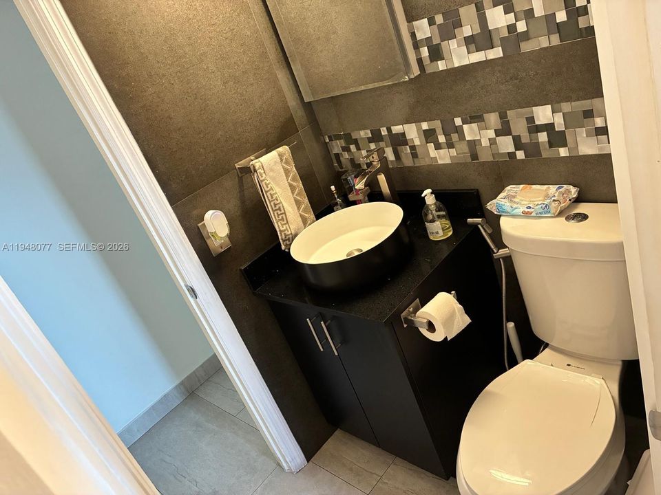 For Sale: $260,000 (2 beds, 1 baths, 813 Square Feet)