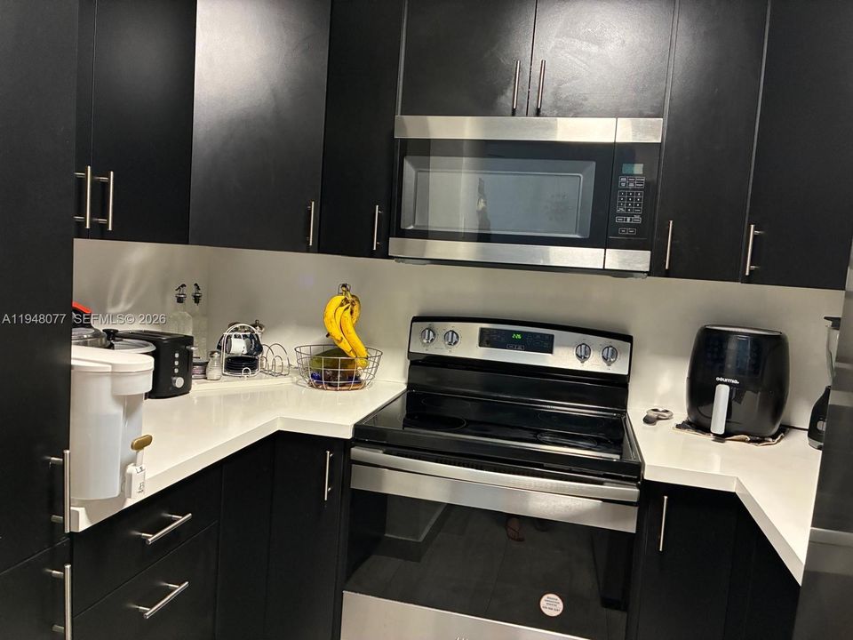 For Sale: $260,000 (2 beds, 1 baths, 813 Square Feet)