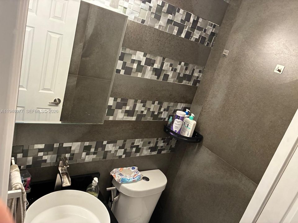 For Sale: $260,000 (2 beds, 1 baths, 813 Square Feet)