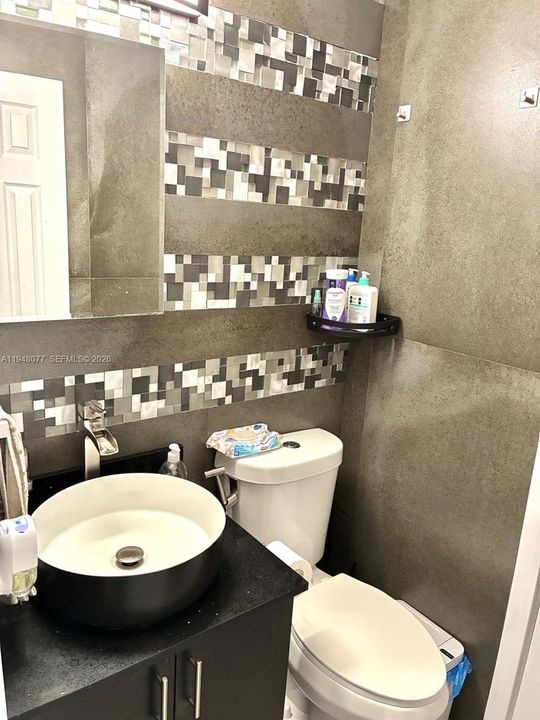 For Sale: $260,000 (2 beds, 1 baths, 813 Square Feet)