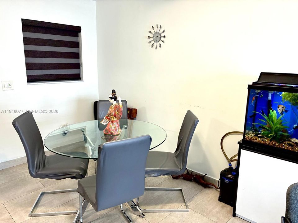 For Sale: $260,000 (2 beds, 1 baths, 813 Square Feet)