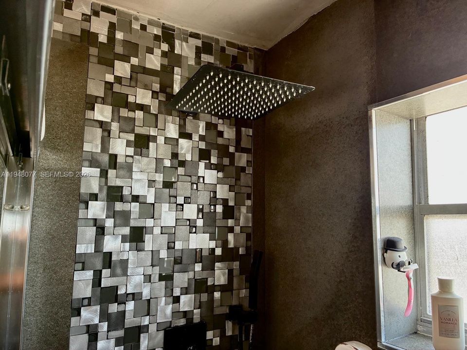 For Sale: $260,000 (2 beds, 1 baths, 813 Square Feet)