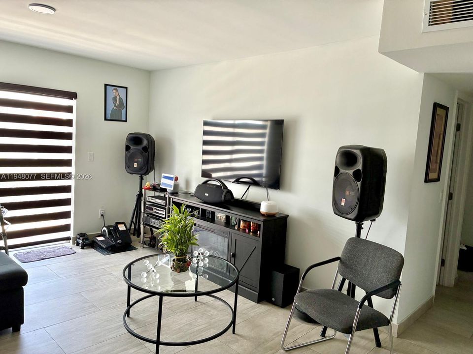 For Sale: $260,000 (2 beds, 1 baths, 813 Square Feet)