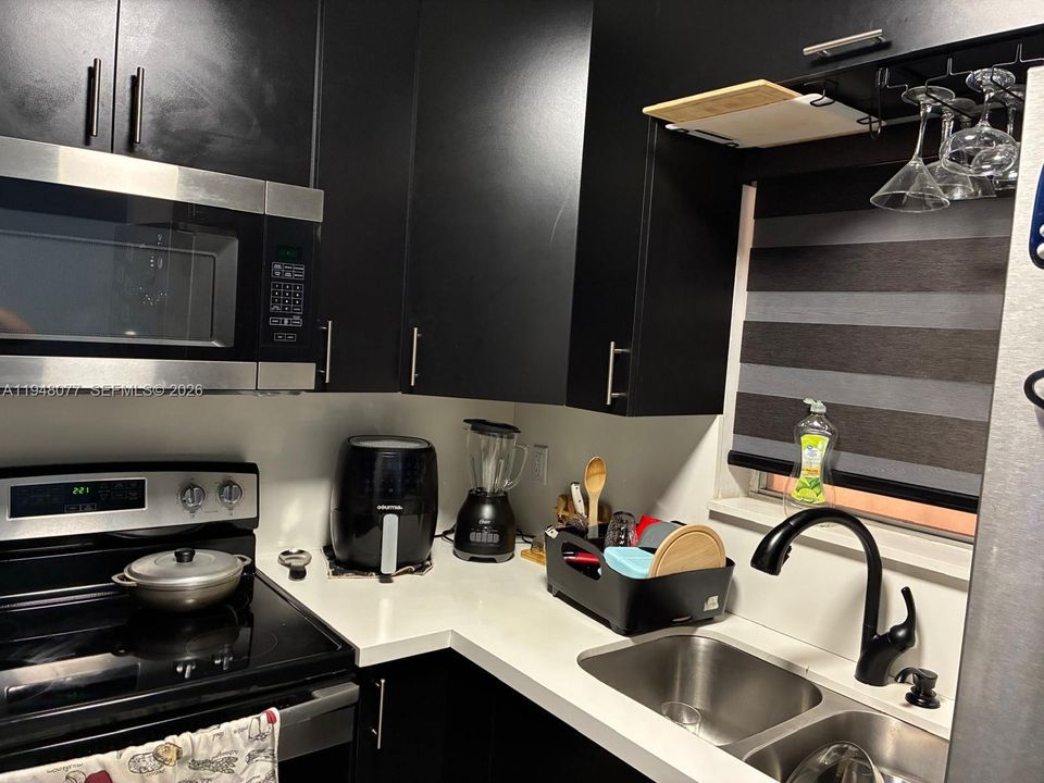 For Sale: $260,000 (2 beds, 1 baths, 813 Square Feet)