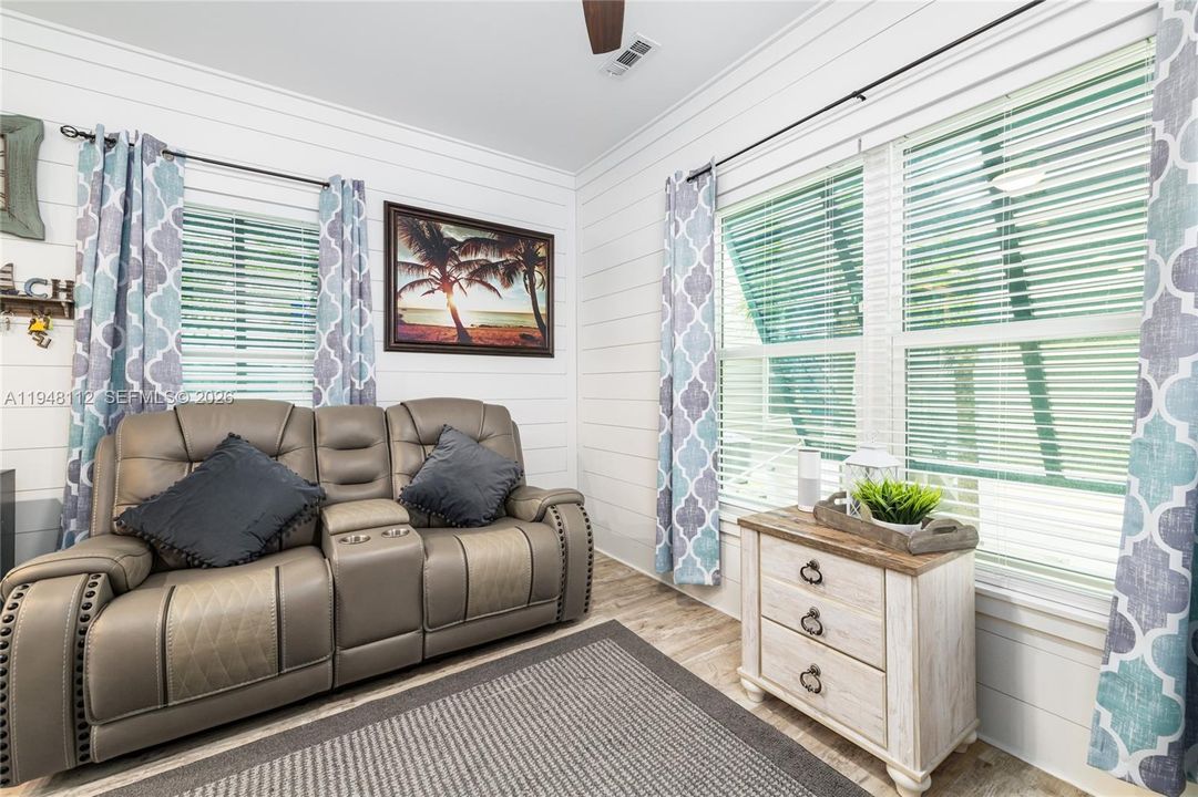 For Sale: $424,999 (2 beds, 2 baths, 960 Square Feet)