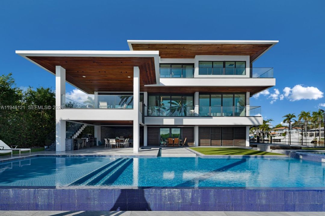 Displaying the huge, covered spaces for seamless indoor and outdoor living.