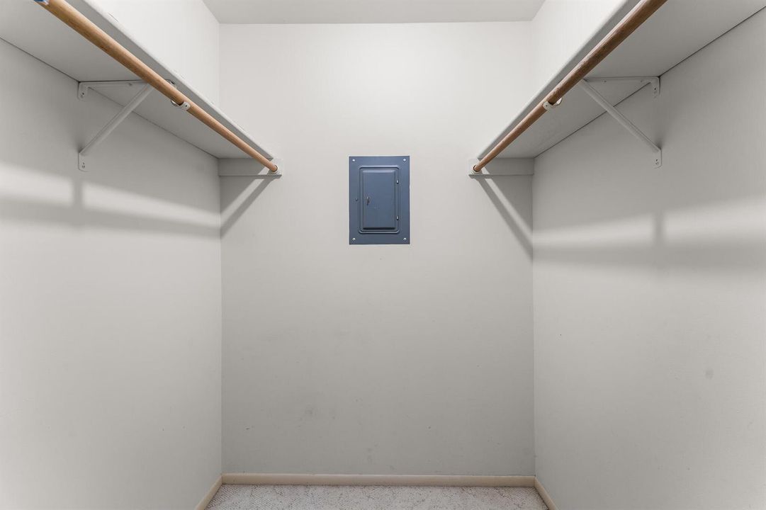 File.35 2nd Bed Walk in Closet