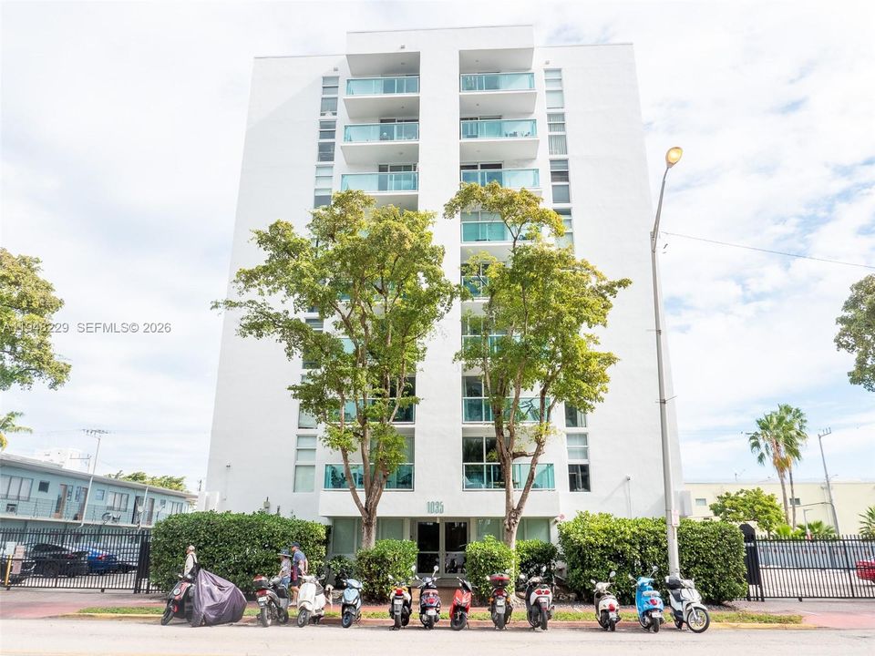 For Sale: $299,000 (1 beds, 1 baths, 576 Square Feet)