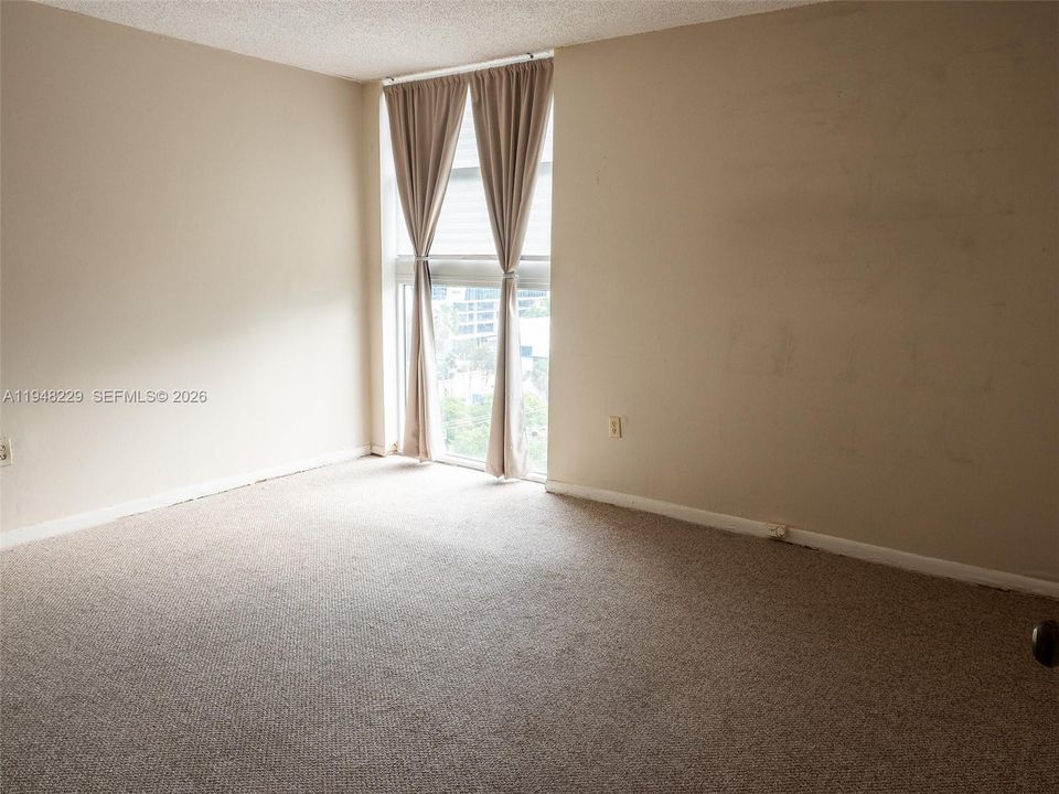 For Sale: $299,000 (1 beds, 1 baths, 576 Square Feet)