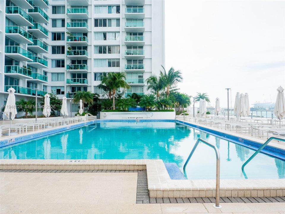For Sale: $299,000 (1 beds, 1 baths, 576 Square Feet)