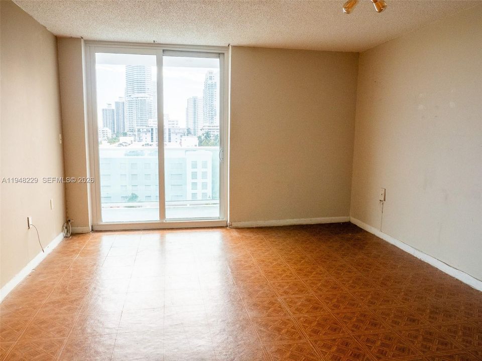 For Sale: $299,000 (1 beds, 1 baths, 576 Square Feet)