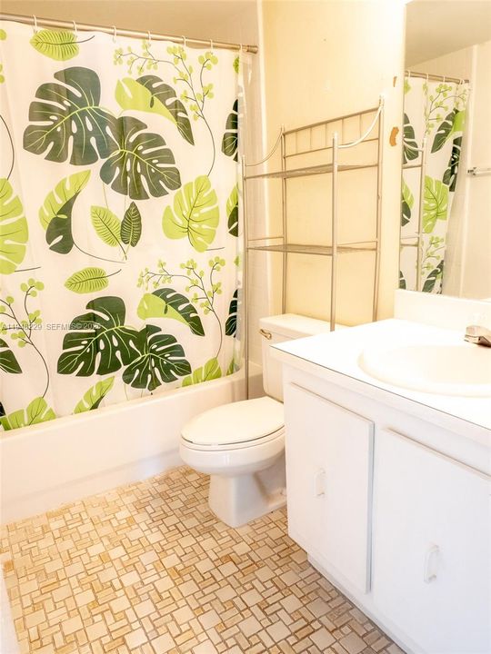For Sale: $299,000 (1 beds, 1 baths, 576 Square Feet)