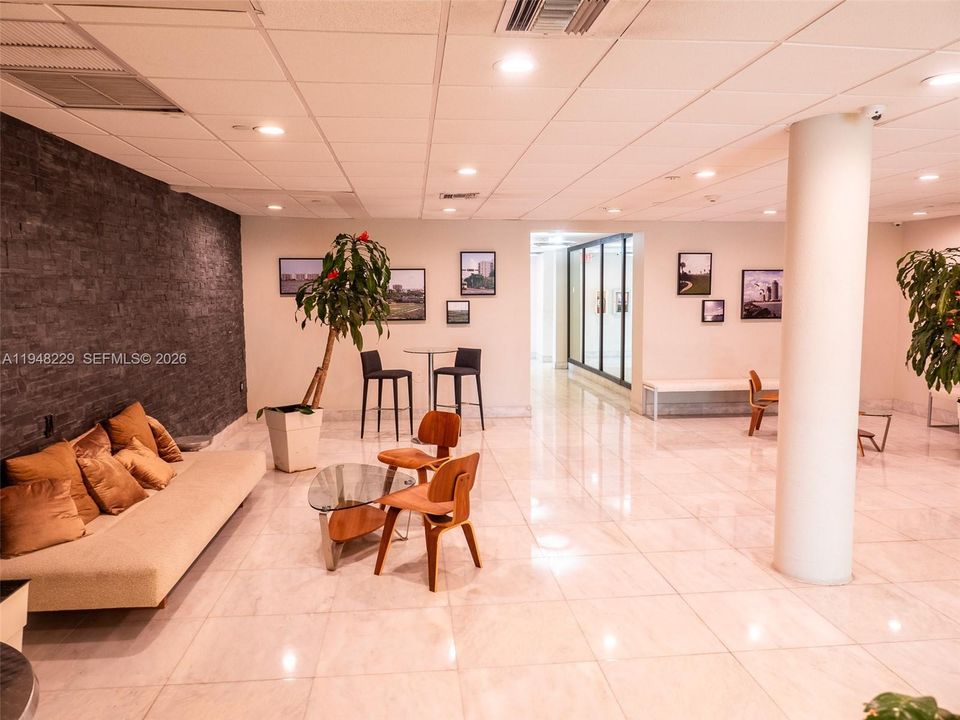 For Sale: $299,000 (1 beds, 1 baths, 576 Square Feet)