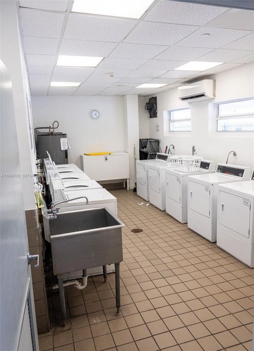 For Sale: $299,000 (1 beds, 1 baths, 576 Square Feet)