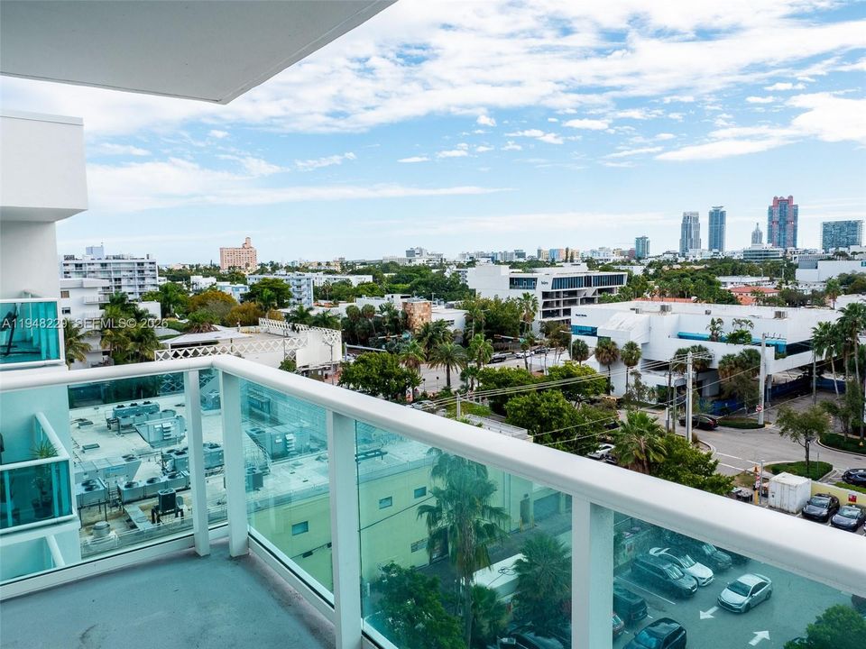 For Sale: $299,000 (1 beds, 1 baths, 576 Square Feet)
