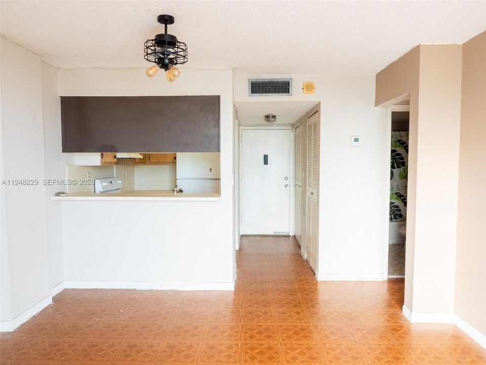 For Sale: $299,000 (1 beds, 1 baths, 576 Square Feet)