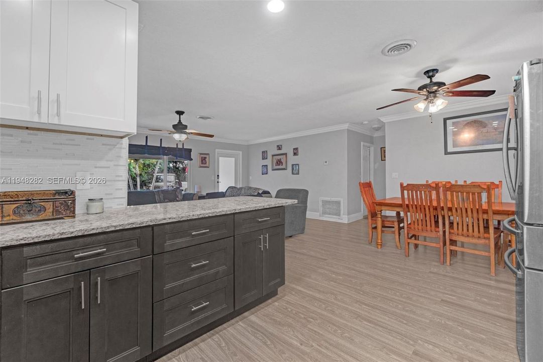 Под контрактом: $485,000 (3 спален, 2 ванн, 1451 Квадратных фут)