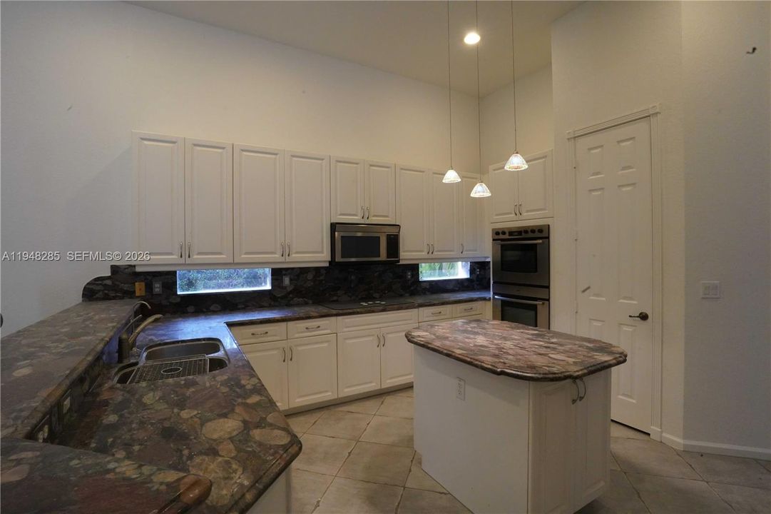 En Venta: $675,000 (3 camas, 2 baños, 2883 Pies cuadrados)