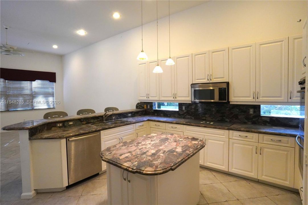 En Venta: $675,000 (3 camas, 2 baños, 2883 Pies cuadrados)