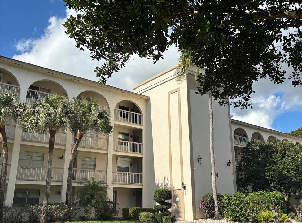 For Sale: $79,500 (1 beds, 1 baths, 748 Square Feet)