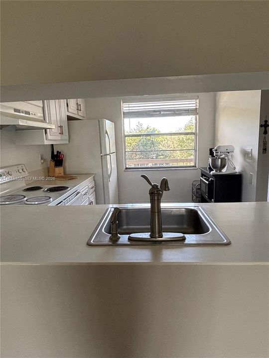 For Sale: $79,500 (1 beds, 1 baths, 748 Square Feet)