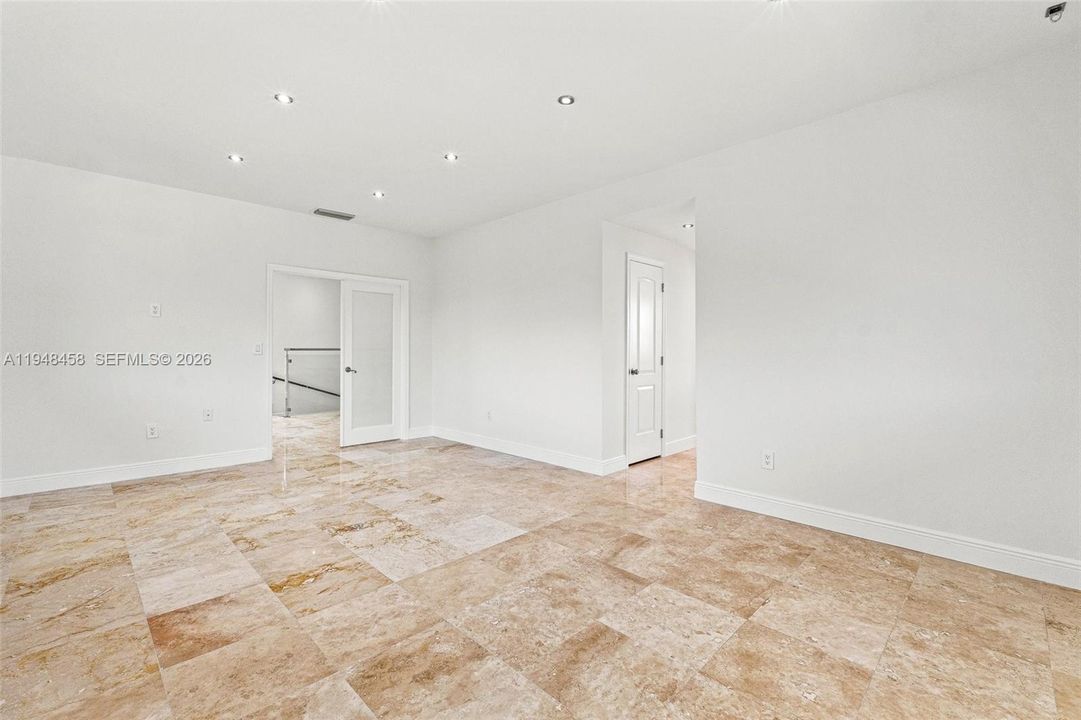 Recently Sold: $2,250,000 (5 beds, 4 baths, 4858 Square Feet)