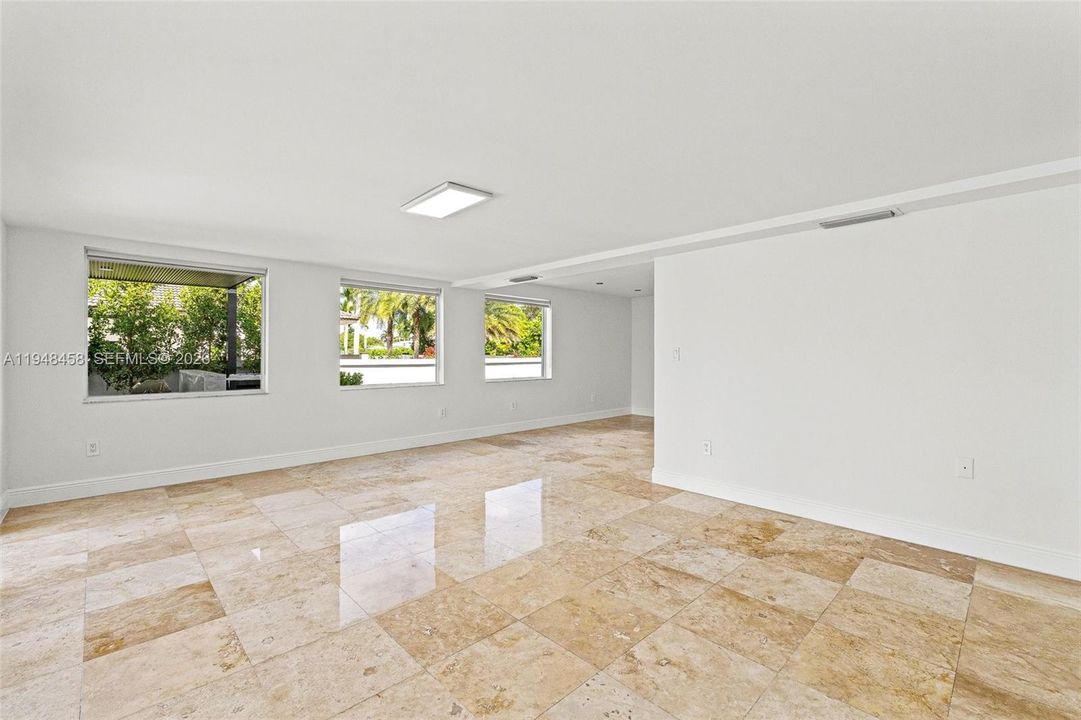 Recently Sold: $2,250,000 (5 beds, 4 baths, 4858 Square Feet)