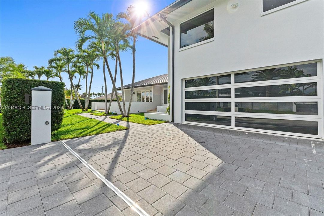 Recently Sold: $2,250,000 (5 beds, 4 baths, 4858 Square Feet)