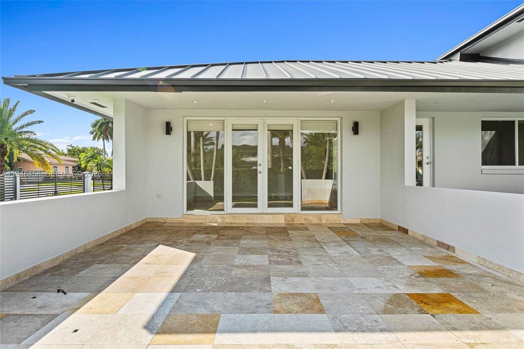 Recently Sold: $2,250,000 (5 beds, 4 baths, 4858 Square Feet)