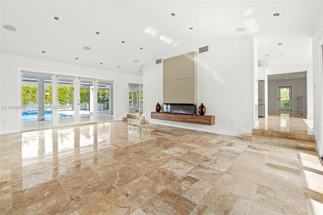 Recently Sold: $2,250,000 (5 beds, 4 baths, 4858 Square Feet)