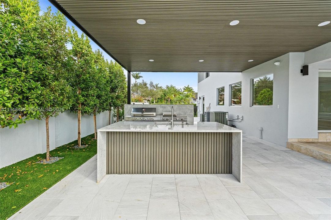 Recently Sold: $2,250,000 (5 beds, 4 baths, 4858 Square Feet)