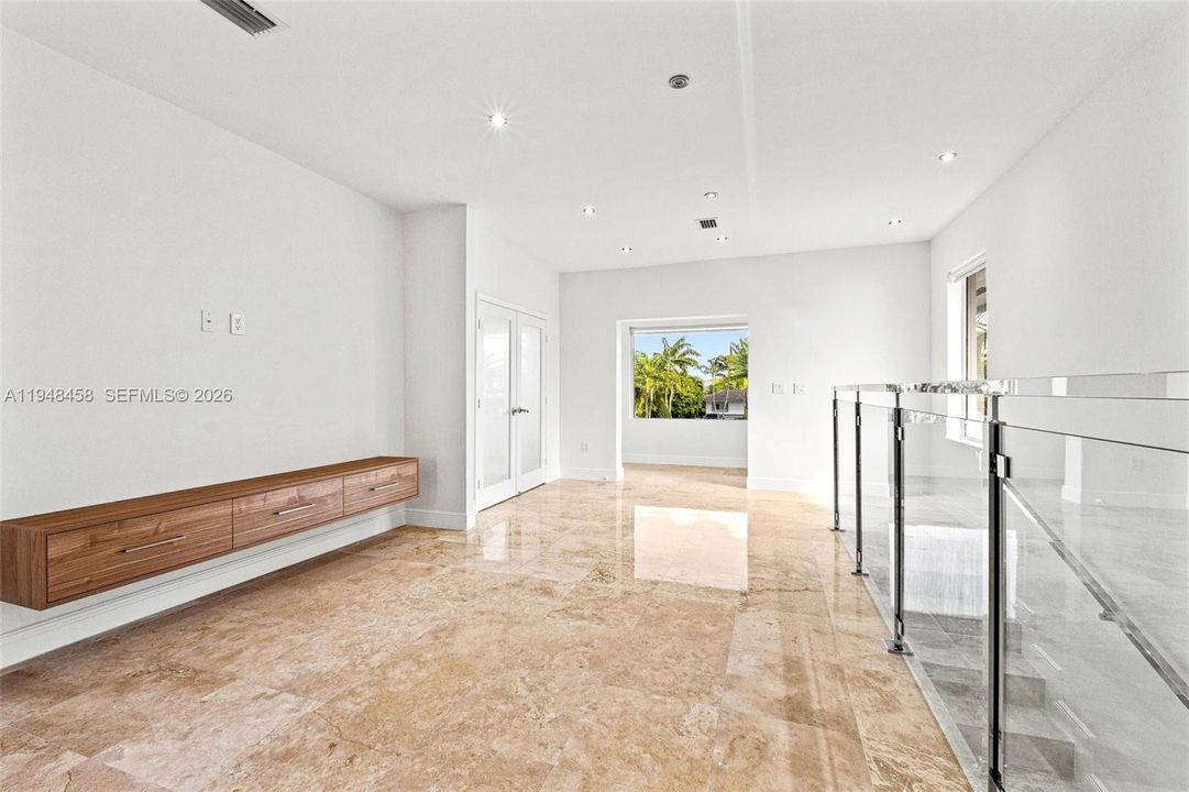 Recently Sold: $2,250,000 (5 beds, 4 baths, 4858 Square Feet)