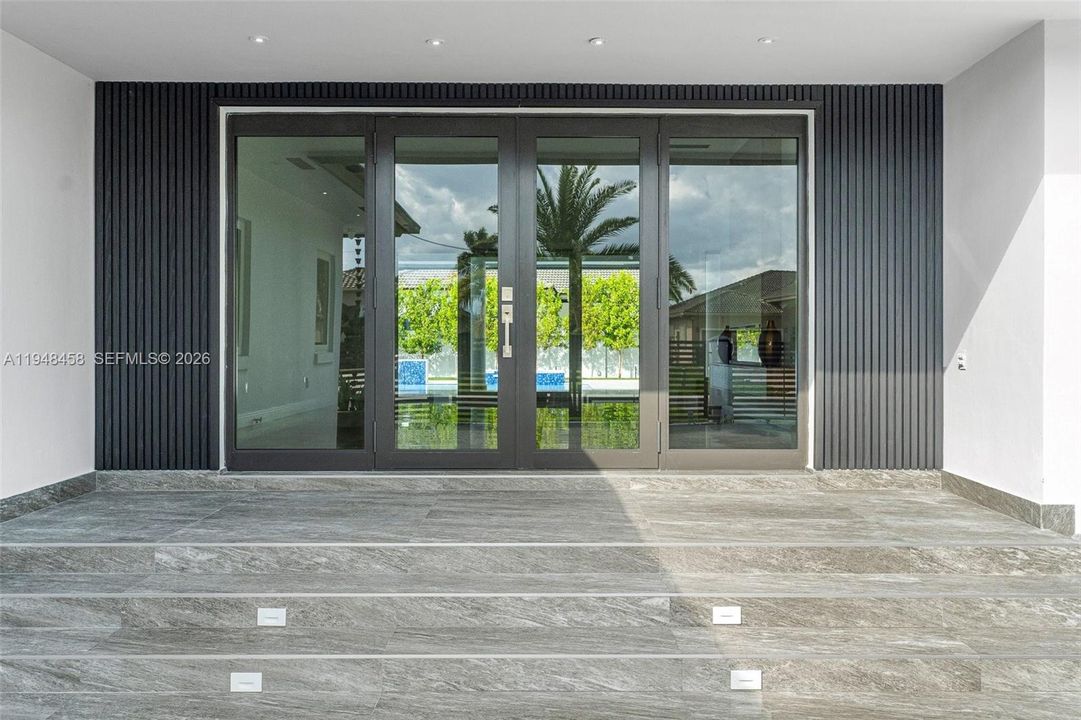 Recently Sold: $2,250,000 (5 beds, 4 baths, 4858 Square Feet)
