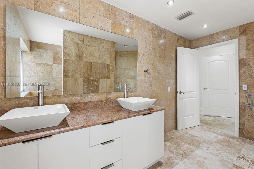 Recently Sold: $2,250,000 (5 beds, 4 baths, 4858 Square Feet)