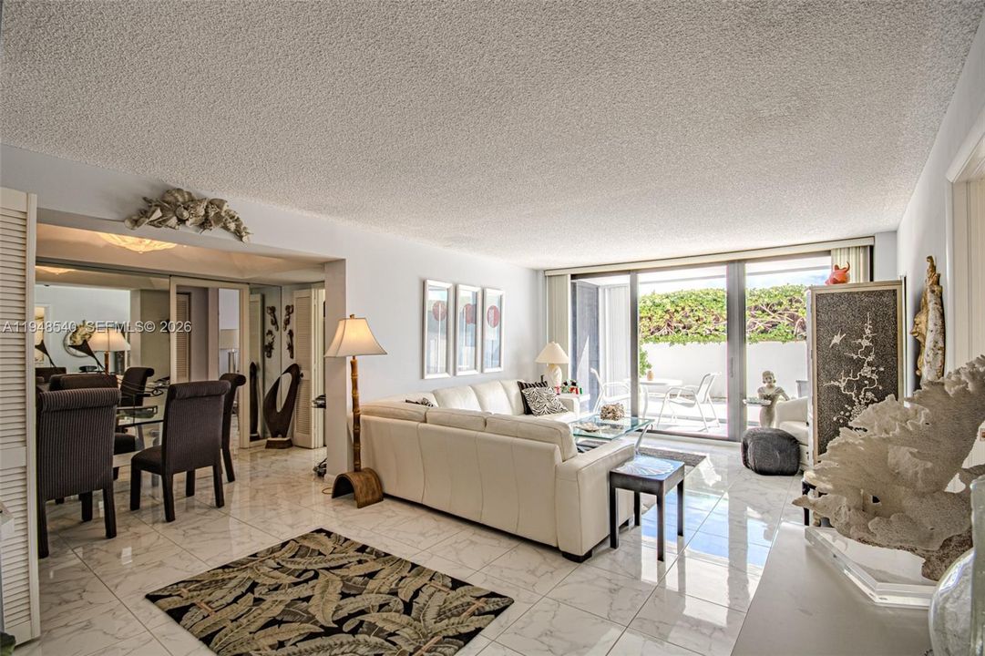 Activo con contrato: $395,000 (2 camas, 2 baños, 1417 Pies cuadrados)