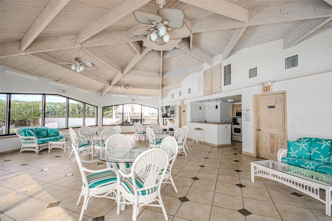 Activo con contrato: $395,000 (2 camas, 2 baños, 1417 Pies cuadrados)