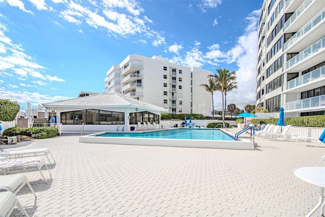 Activo con contrato: $395,000 (2 camas, 2 baños, 1417 Pies cuadrados)
