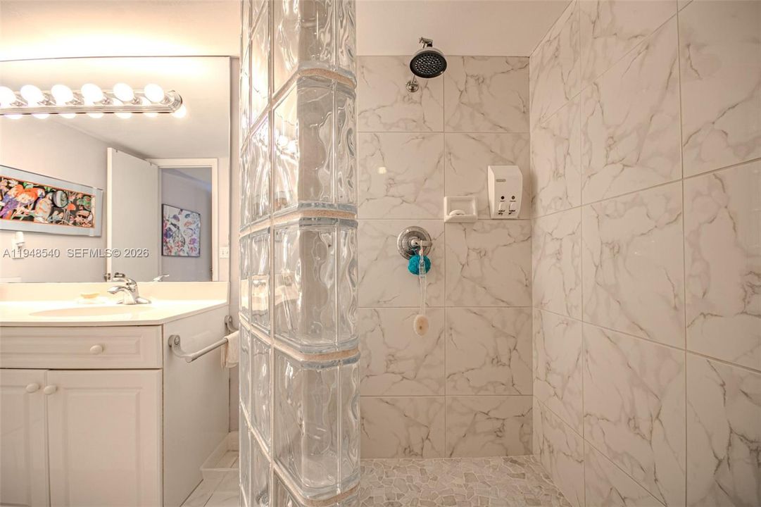 Activo con contrato: $395,000 (2 camas, 2 baños, 1417 Pies cuadrados)