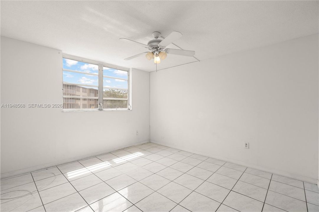 Active With Contract: $109,900 (1 beds, 1 baths, 686 Square Feet)