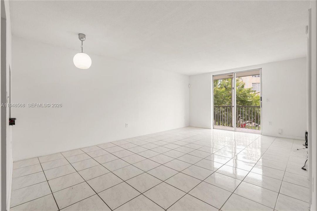 Active With Contract: $109,900 (1 beds, 1 baths, 686 Square Feet)