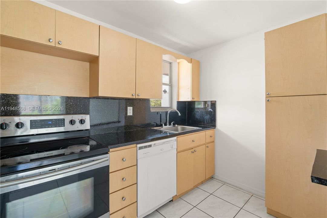 Active With Contract: $109,900 (1 beds, 1 baths, 686 Square Feet)