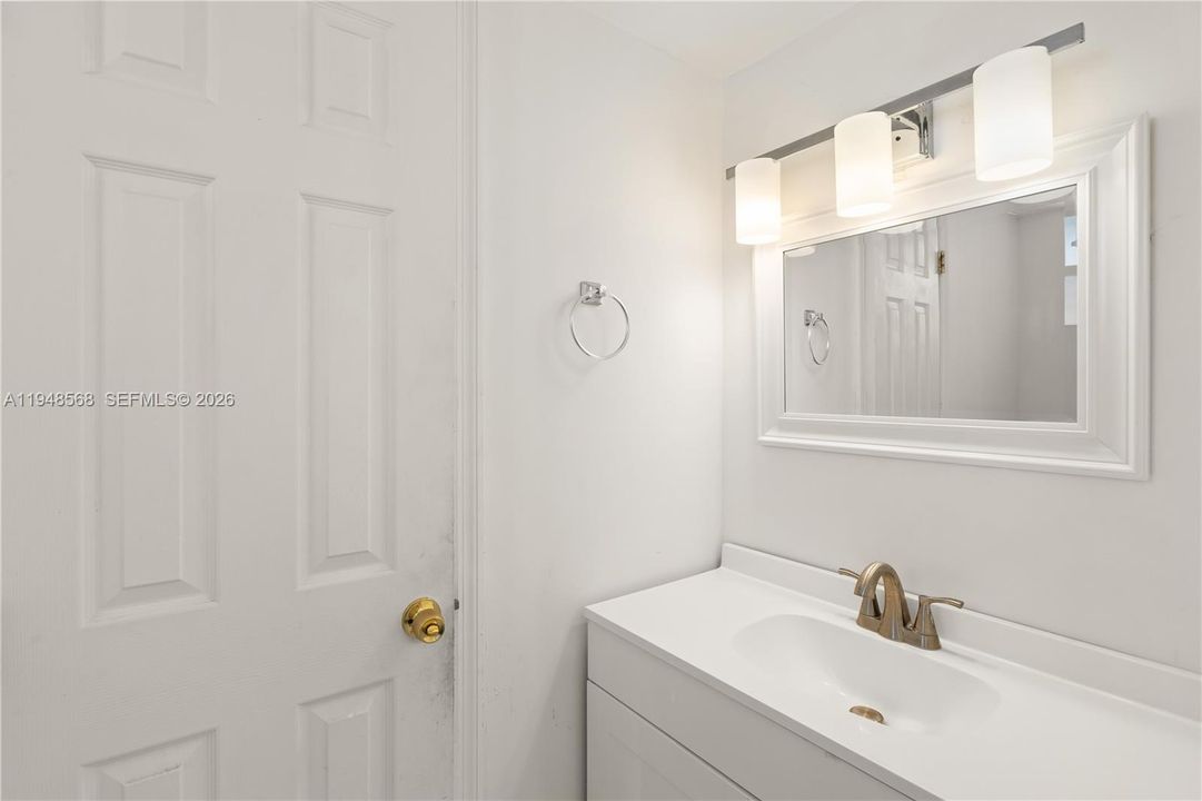 Active With Contract: $109,900 (1 beds, 1 baths, 686 Square Feet)