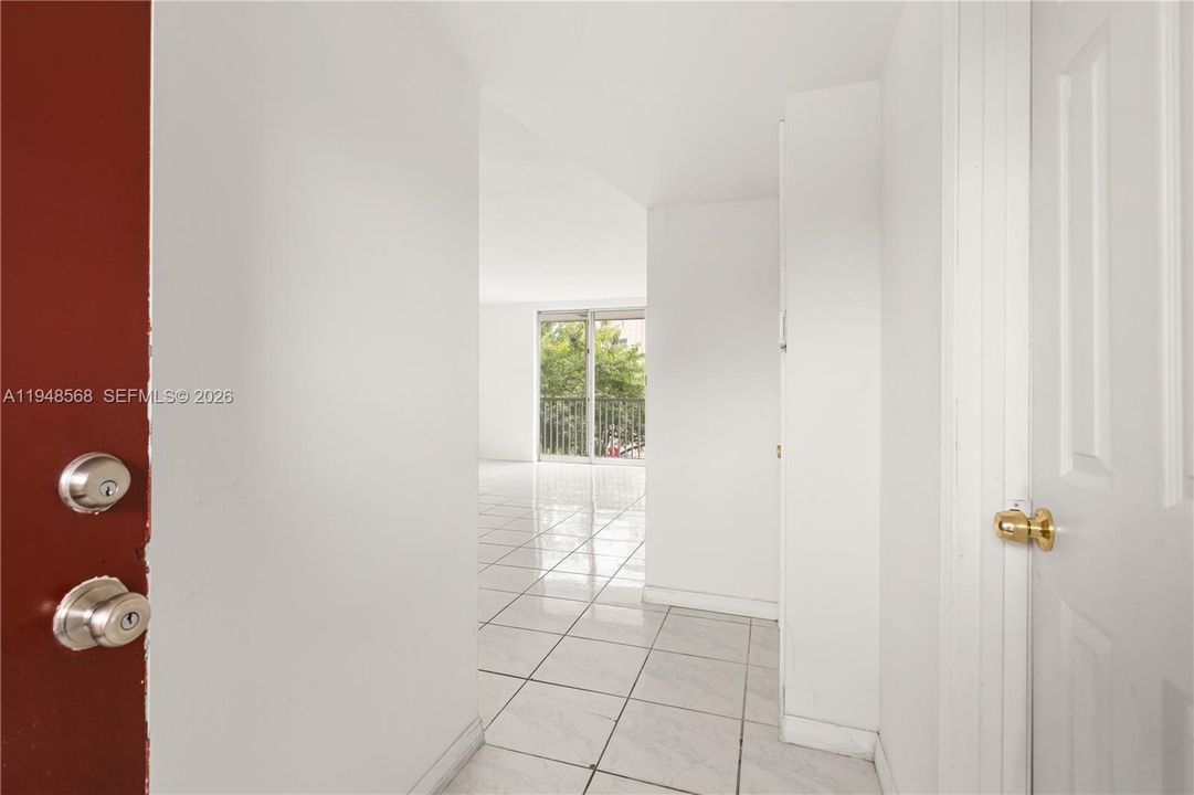 Active With Contract: $109,900 (1 beds, 1 baths, 686 Square Feet)
