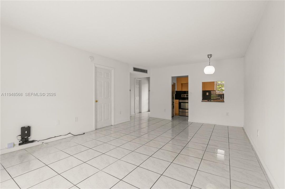 Active With Contract: $109,900 (1 beds, 1 baths, 686 Square Feet)