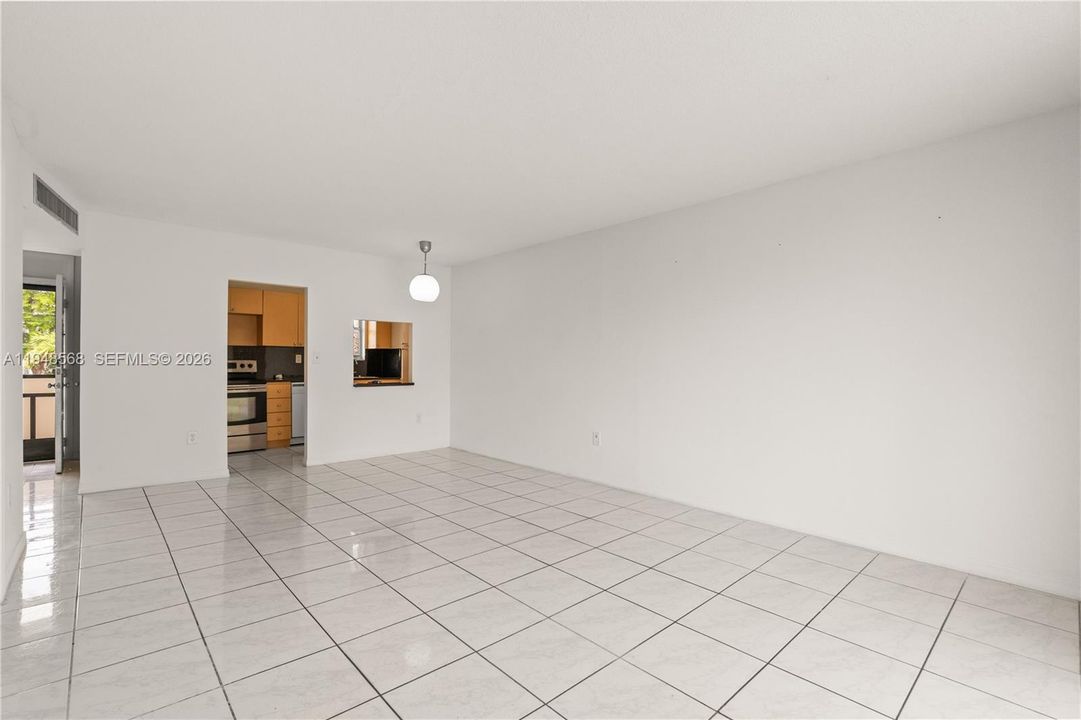 Active With Contract: $109,900 (1 beds, 1 baths, 686 Square Feet)