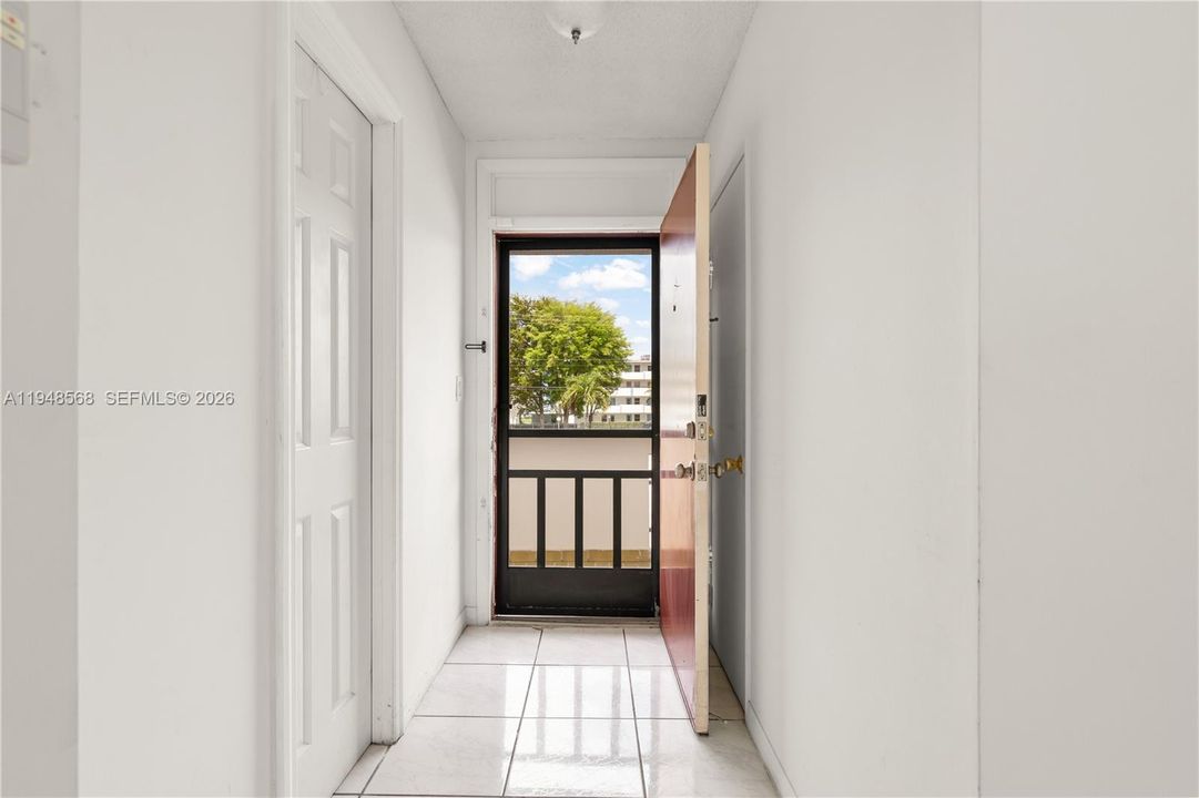 Active With Contract: $109,900 (1 beds, 1 baths, 686 Square Feet)