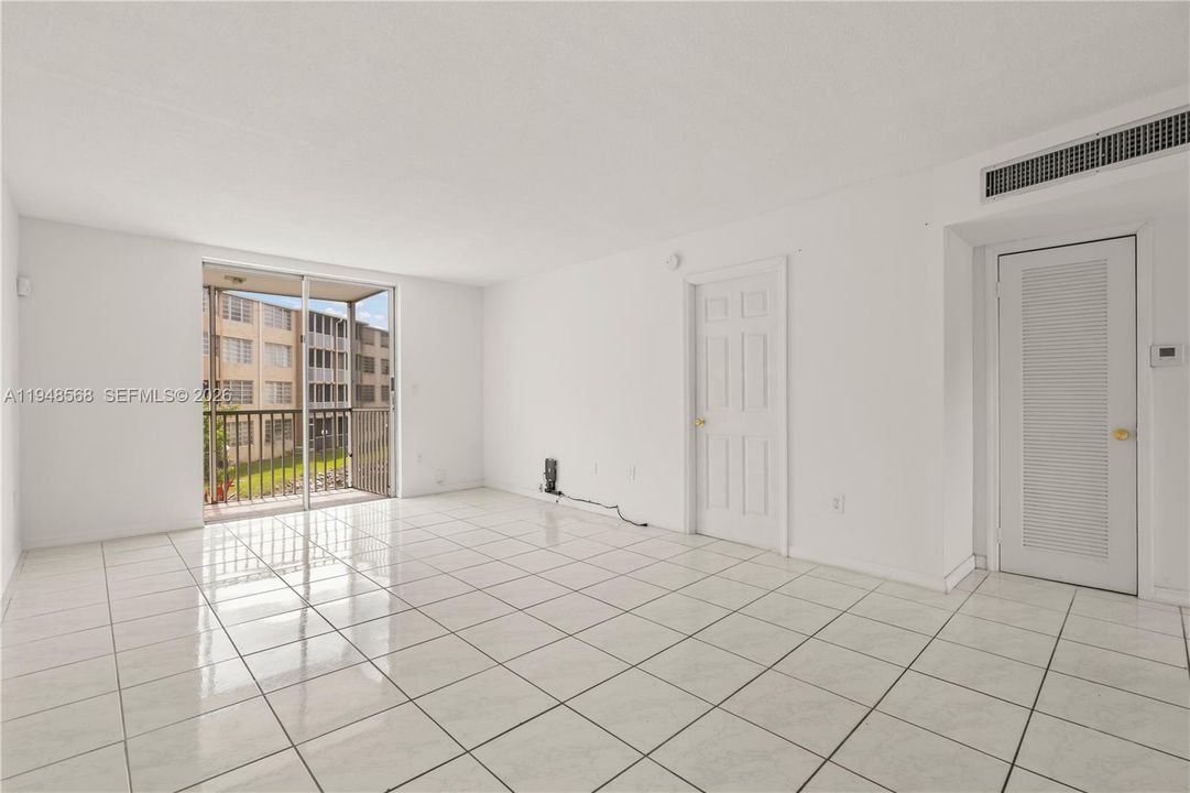 Active With Contract: $109,900 (1 beds, 1 baths, 686 Square Feet)